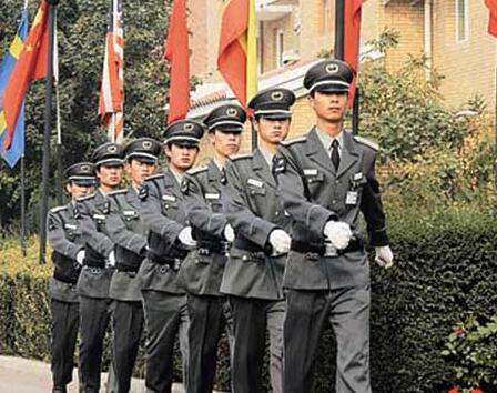 在小區(qū)門口發(fā)生搶劫事件時，物業(yè)保安是否負有相關責任