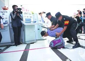 銀行內遇搶劫咋應對？襄陽戎安保安公司演練給答案